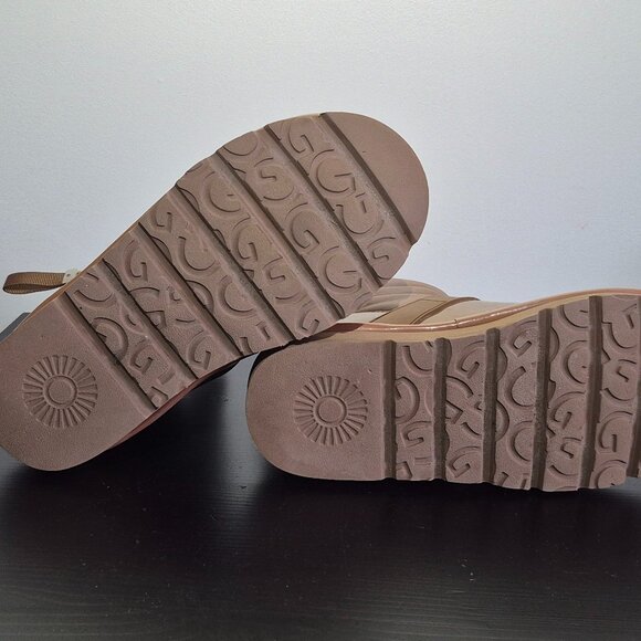 UGG cute mini boots perfect for winter - Picture 2 of 8